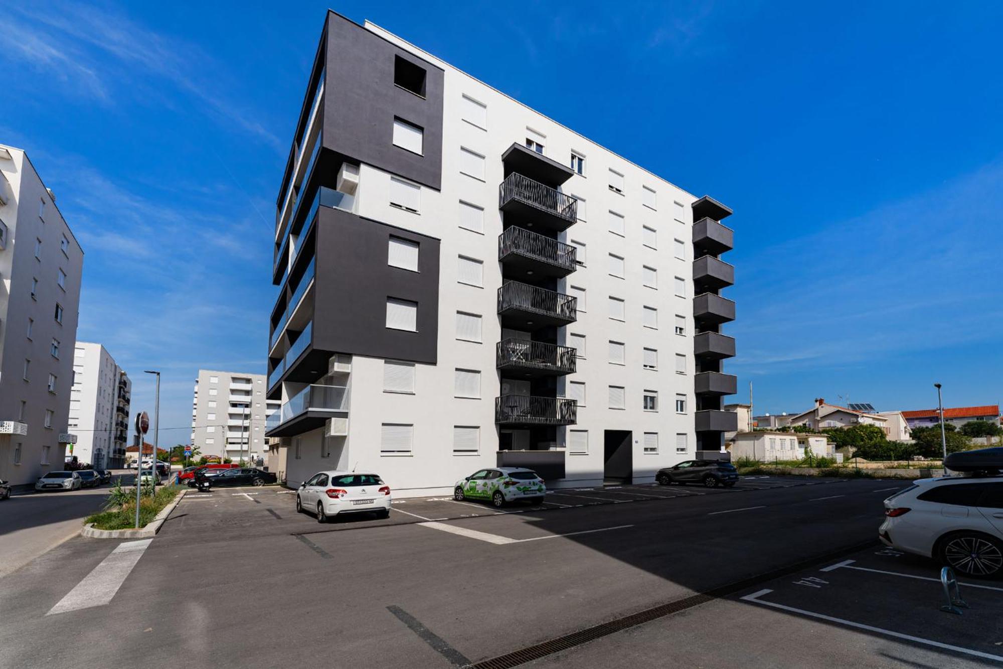 Flora & Dita With Free Parking Apartment
