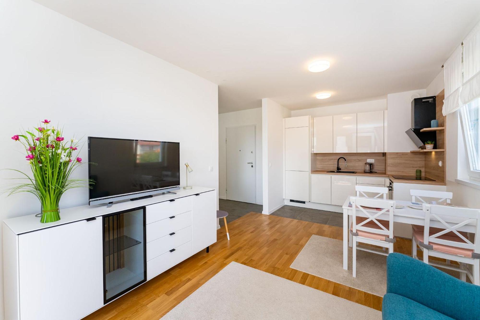 Flora & Dita With Free Parking Apartment