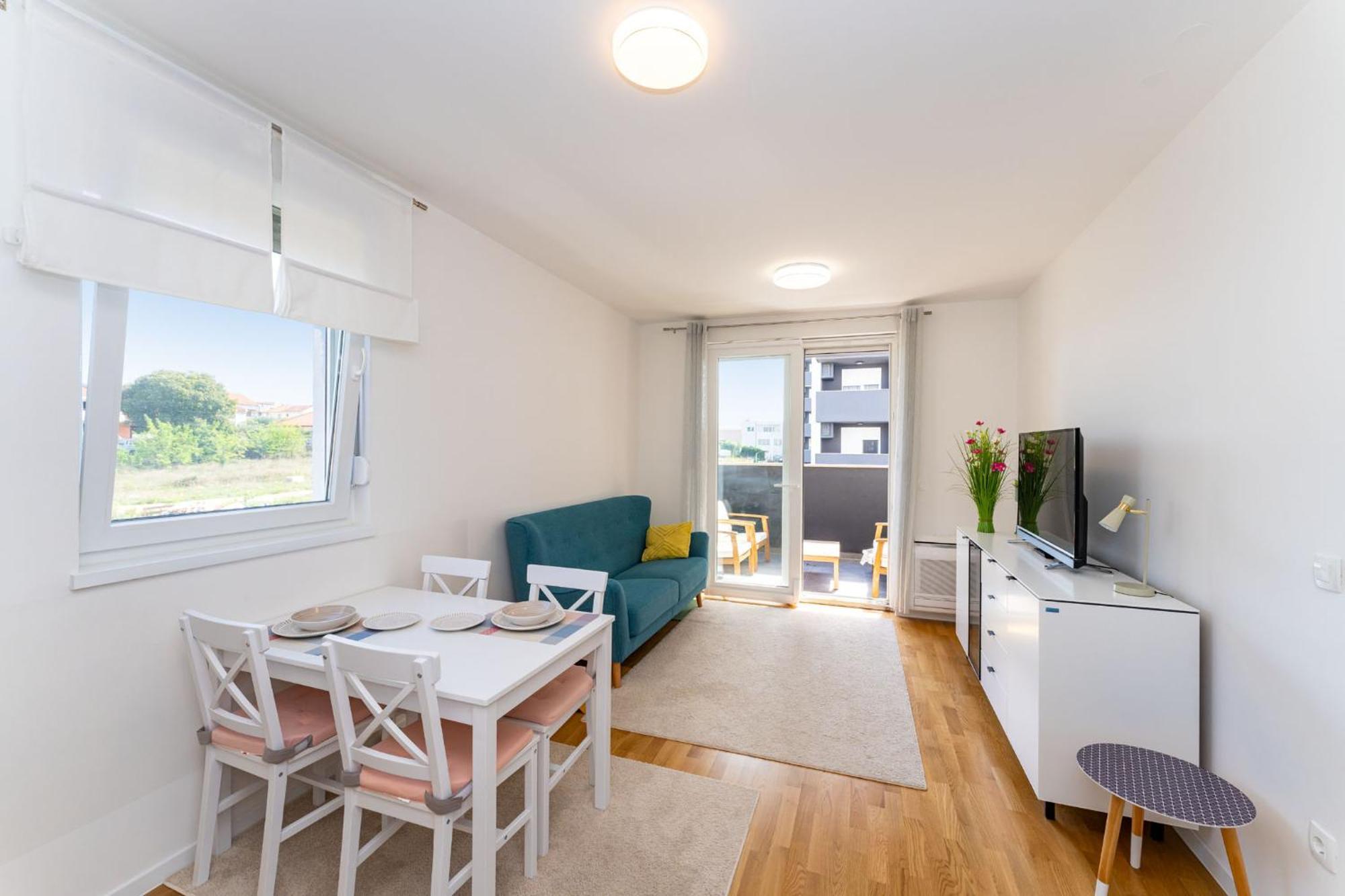 Flora & Dita With Free Parking Apartment